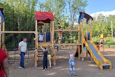 В Грачевском районе открыли новую детскую площадку